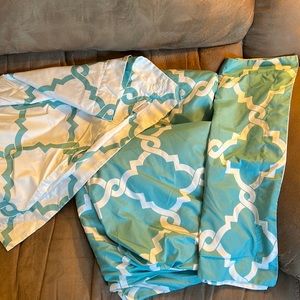 Target queen size duvet cover and two standard pillow shams. turquoise/white